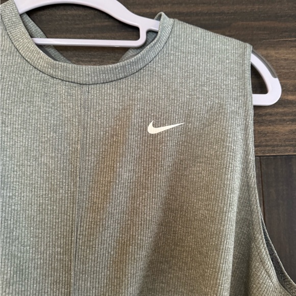 Nike Women's Cropped Muscle Tee - Picture 3 of 4